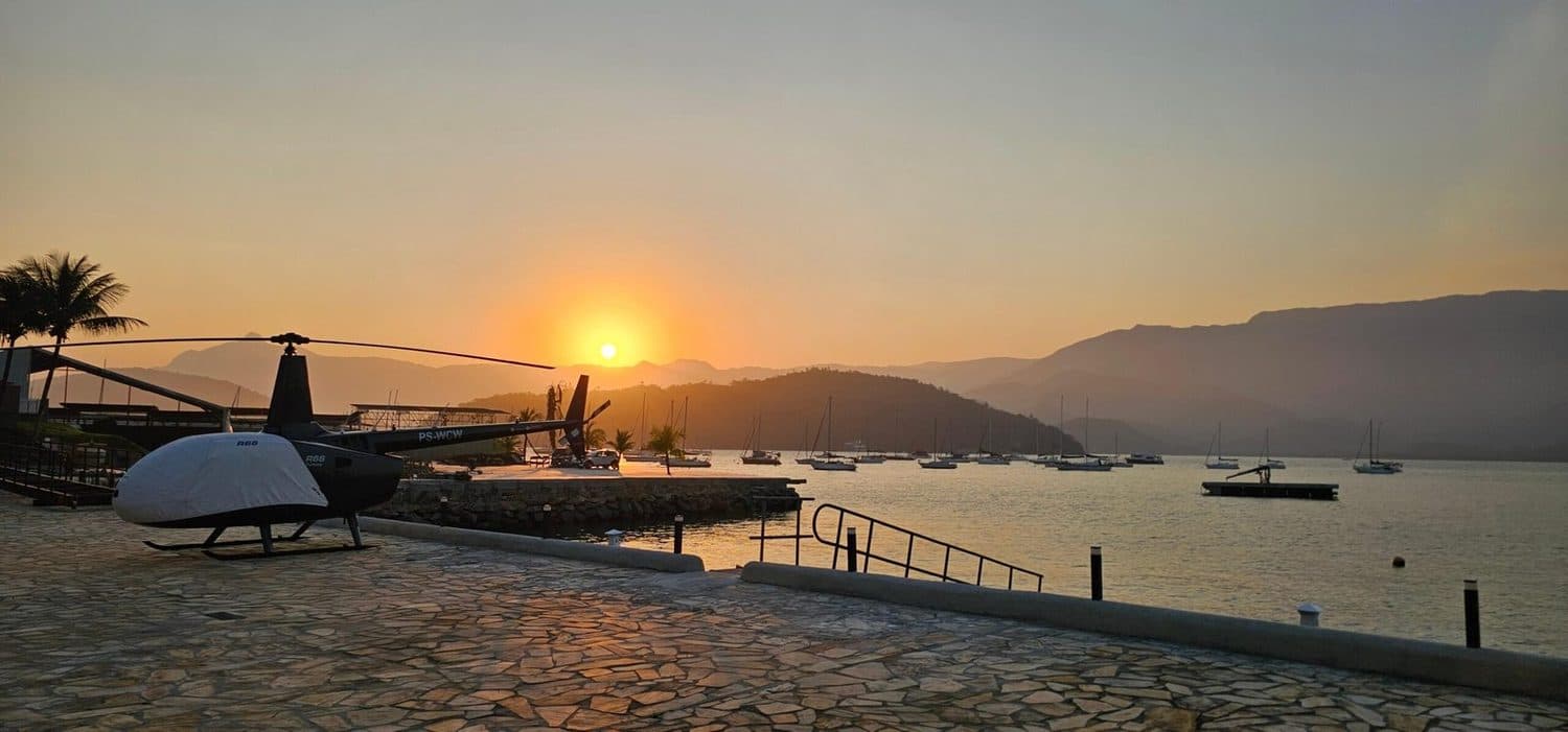 Helicóptero pousado no heliponto, no fim da tarde