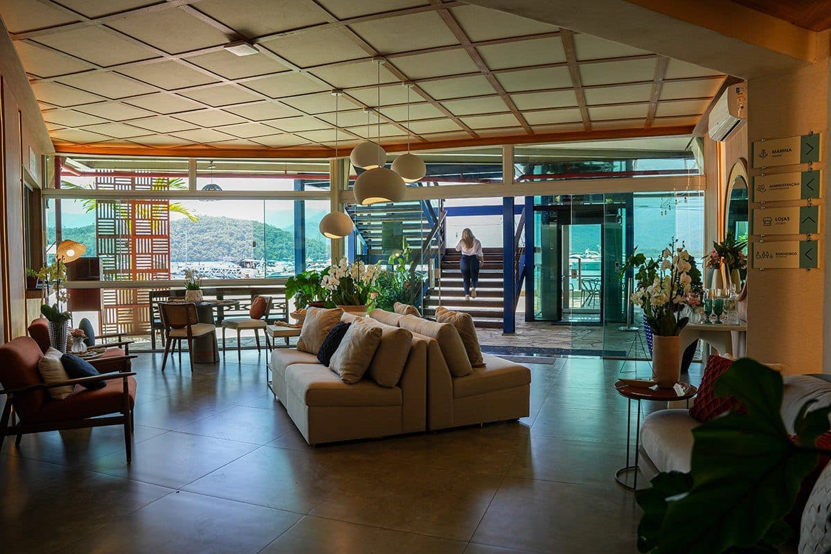 Estar da recepção, com poltronas e vista para o píer