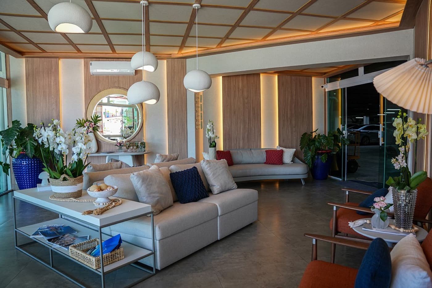 Lounge da recepção, com sofás e vista para o pátio