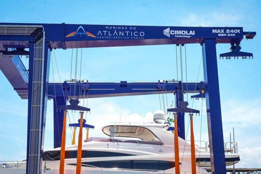 Travel lift com a marcação de capacidade máxima de 240 toneladas